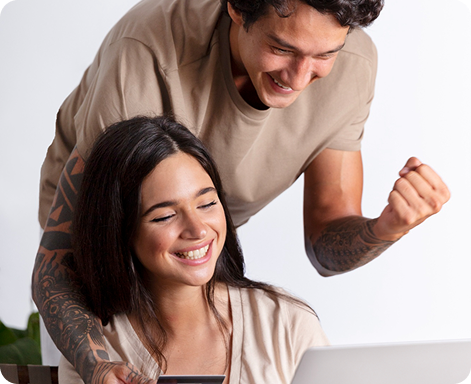 Pareja feliz organizando sus finanzas con una plantilla de presupuesto para parejas