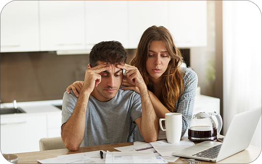 Pareja preocupada revisando sus finanzas y buscando una plantilla para organizar el dinero en pareja